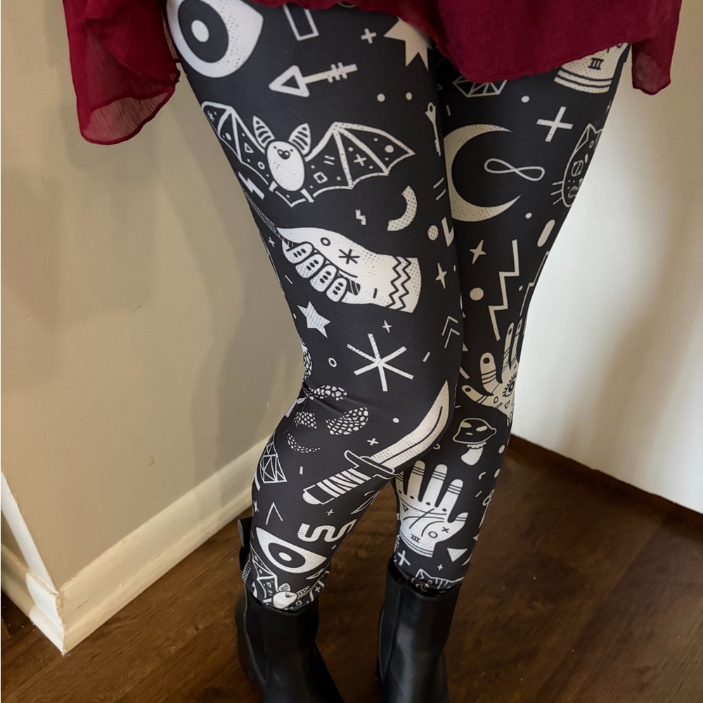 Witchy graphic leggings